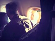 Pasager pozat în timp ce-și usucă șosetele pe geamul avionului