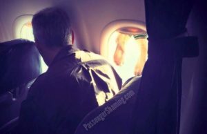 Pasager pozat în timp ce-și usucă șosetele pe geamul avionului