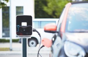 Invenția care revoluționează industria auto. Mașinile electrice vor putea fi încărcate în 10 minute