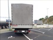 Românul staționa de mai bine de 13 ore într-o parcare din Germania. Un coleg s-a apropiat să-i spună că și-a uitat farurile aprinse. A încremenit când și-a dat seama ce s-a întâmplat: „Ziceai că doarme!”