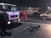 VIDEO | Trei băieţi pe aceeaşi bicicletă, spulberaţi în centrul oraşului Năsăud. Copiii mergeau haotic pe contrasens