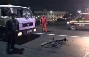 VIDEO | Trei băieţi pe aceeaşi bicicletă, spulberaţi în centrul oraşului Năsăud. Copiii mergeau haotic pe contrasens