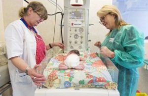 Povestea impresionantă a lui Sebi, copilul de 700 de grame care a stat internat un an în spital. Cum arată acum