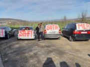 VIDEO | Lucian şi-a cerut iubita în căsătorie, pe un drum din Cluj. Când a văzut mesajul, fata a început să plângă