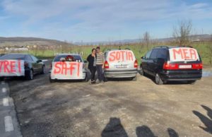 VIDEO | Lucian şi-a cerut iubita în căsătorie, pe un drum din Cluj. Când a văzut mesajul, fata a început să plângă