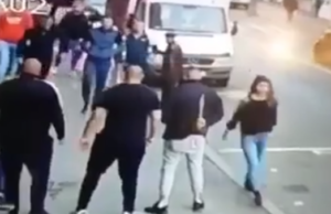 VIDEO | Polițiștii clujeni au identificat, depistat și reținut 7 bărbați pentru tulburarea ordinii și liniștii publice și distrugere.