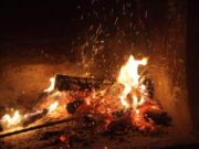 Un copil a luat foc în timp ce dormea, în Vaslui