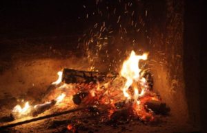 Un copil a luat foc în timp ce dormea, în Vaslui