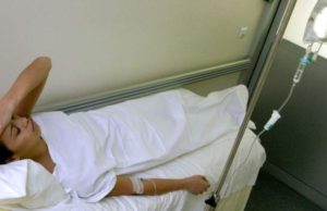 Angajata unui magazin din Iaşi, obligată de şefi să muncească după ce a făcut comoţie într-un accident de muncă