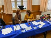 Reprezentanta unei comisii de votare, fotografiată în timp ce dormea într-o secţie din Târgu-Jiu