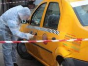 Taximetrist înjunghiat în gât şi piept de client, pe o stradă lăturalnică din Botoşani: „După finalizarea cursei, a scos brusc un cuţit”