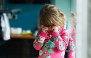 AUDIO | Copii între 9 luni şi 2 ani, bătuţi şi terorizaţi într-o creşă din Piatra Neamţ: „Stai pe oliţă, că-ţi sucesc capul la spate”