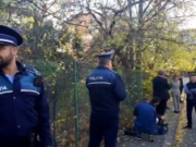 Scandal lângă urna mobilă pentru Ion Iliescu: Protestatarul „Ceauşescu”, imobilizat şi amendat de poliţişti