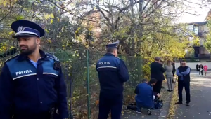 Scandal lângă urna mobilă pentru Ion Iliescu: Protestatarul „Ceauşescu”, imobilizat şi amendat de poliţişti