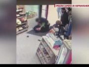 Angajata unui magazin din Timișoara a pus la pământ un hoț. Iubita lui l-a salvat