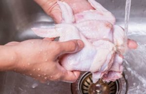 A cumpărat un pui și când l-a tăiat a avut un șoc: ”A fost prima dată în viața mea când am văzut așa ceva”