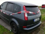 Mașină din România, abandonată de o lună pe un câmp din Germania. „E găurită de gloanțe”