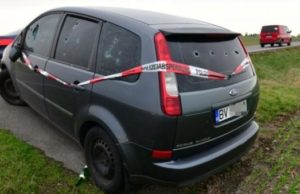 Mașină din România, abandonată de o lună pe un câmp din Germania. „E găurită de gloanțe”