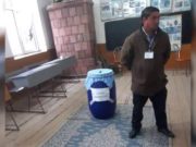 Butoi de varză folosit pe post de urnă de vot într-un sat din Vâlcea