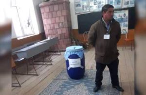 Butoi de varză folosit pe post de urnă de vot într-un sat din Vâlcea