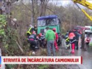 O femeie a murit după ce un camion cu lemne s-a prăbușit peste ea, în Dâmbovița