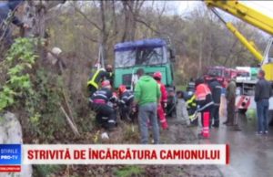 O femeie a murit după ce un camion cu lemne s-a prăbușit peste ea, în Dâmbovița