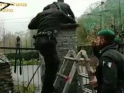 Români, sclavi la o fabrică ilegală în Italia. Trăiau cu 150 de Euro pe lună