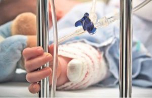 Copilă de 12 ani, găsită fără suflare în pat, la câteva ore după ce părinții au sunat la Ambulanță: „Tremura toată și o durea întreg corpul”