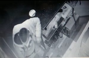 Casiera unei săli din Caracal l-a implorat pe tâlhar să o lase în viaţă şi să ia banii