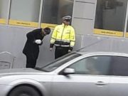 Un polițist din Bacău s-a apropiat de un om al străzii și a început să vorbească cu el. În câteva secunde, ceva uluitor s-a întâmplat. Cineva a surprins momentul