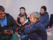 Rămas fără un picior, un tată din Călărași face zilnic naveta, să-și crească cei 6 copii