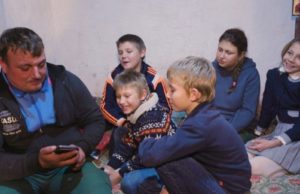 Rămas fără un picior, un tată din Călărași face zilnic naveta, să-și crească cei 6 copii