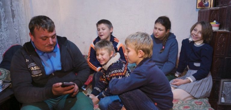Rămas fără un picior, un tată din Călărași face zilnic naveta, să-și crească cei 6 copii