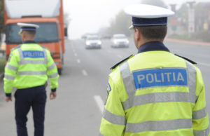 Polițiști agresați la Iași, în timpul unei intervenții. Au scăpat folosind pistoalele