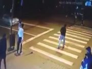 Băcăuan lovit în plin şi aruncat în aer, pe trecerea de pietoni. Momentul impactului, surprins de camere