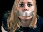 O tânără răpită din casă, în Arad, a sărit din maşină în mers pentru a scăpa