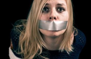 O tânără răpită din casă, în Arad, a sărit din maşină în mers pentru a scăpa