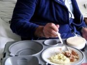 Asistent medical: „Nu as da mancarea asta nici la porci”. Hrana pacienților de la spitalul din Craiova este foarte proastă. Furnizorul se ține scai si face presiuni să mai rămână în unitatea medicală