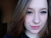 O elevă a murit după ce s-a dus la culcare şi nu le-a spus părinţilor că s-a bătut pe stradă