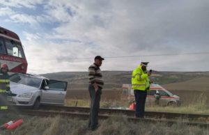 Bărbat rănit grav, după ce maşina în care se afla a fost lovită în plin de un tren