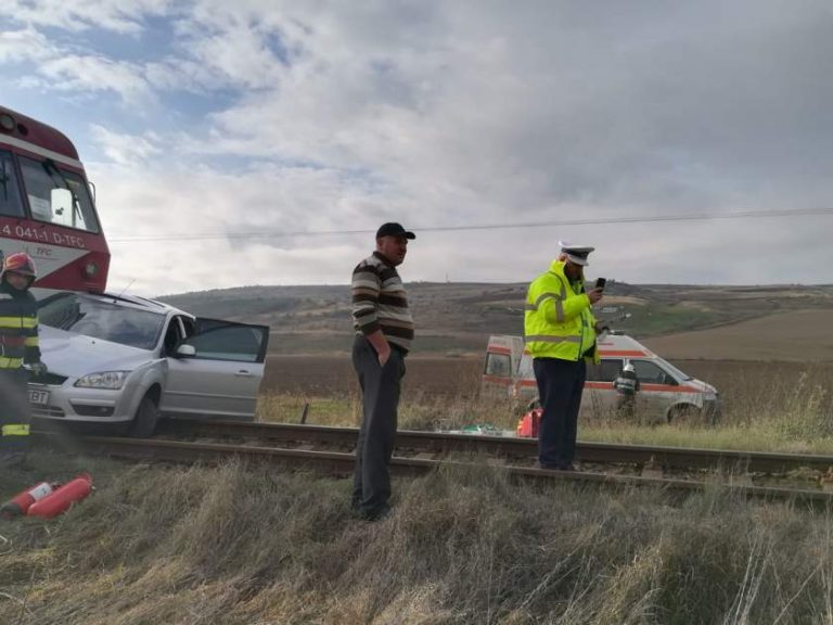 Bărbat rănit grav, după ce maşina în care se afla a fost lovită în plin de un tren