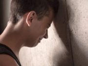 Un adolescent din Botoşani şi-a dat mama în judecată ca să poată să-şi termine şcoala