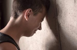 Un adolescent din Botoşani şi-a dat mama în judecată ca să poată să-şi termine şcoala