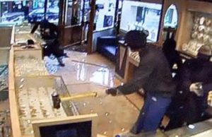 Doi directori români au săpat un tunel la Londra şi au jefuit o bijuterie, au plecat cu diamante de 300.000 de lire