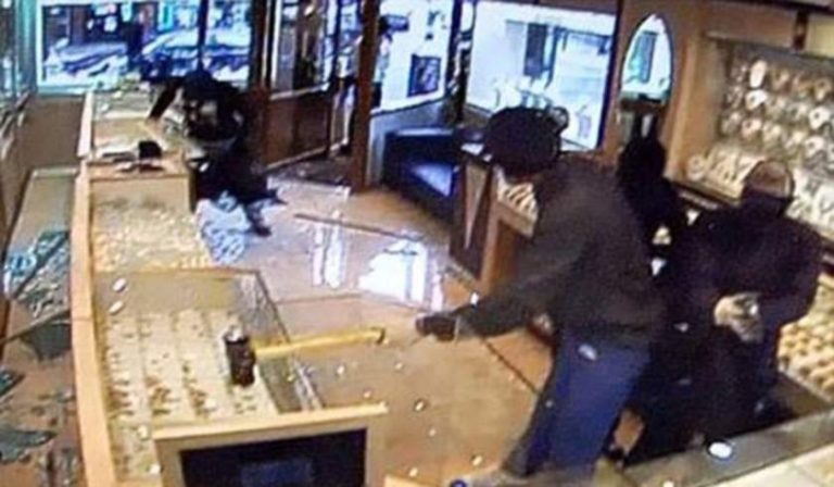Doi directori români au săpat un tunel la Londra şi au jefuit o bijuterie, au plecat cu diamante de 300.000 de lire