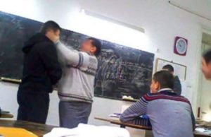 Elev bătut de profesor până a făcut pe el, într-un liceu din Braşov, din cauza unui câine