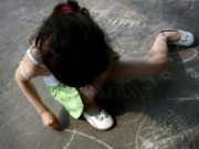 Caz revoltător în Argeş: Un bărbat şi-a violat, timp de două luni, fiica de doar 6 ani