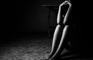 Povestea fetei puse să-și vândă copilul și să oprească banii, după ce a fost violată