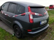 Ford Focus cu numere de Braşov ciuruit şi abandonat pe marginea şoselei, în Germania
