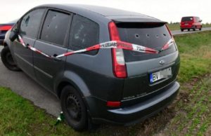 Ford Focus cu numere de Braşov ciuruit şi abandonat pe marginea şoselei, în Germania